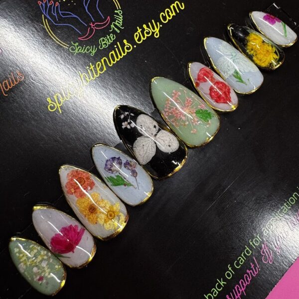 Gilded Garden – Pastel and Dried Flower Gold Chrome Lined False Press-On Nail Extensions 10pcs